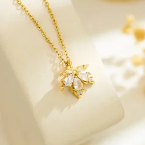 Delicate small leaf necklace | stainless steel and color guaranteed