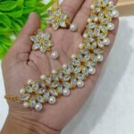 ফ্লোরাল কুন্দন ও মুক্তো যুক্ত চোকার সেট